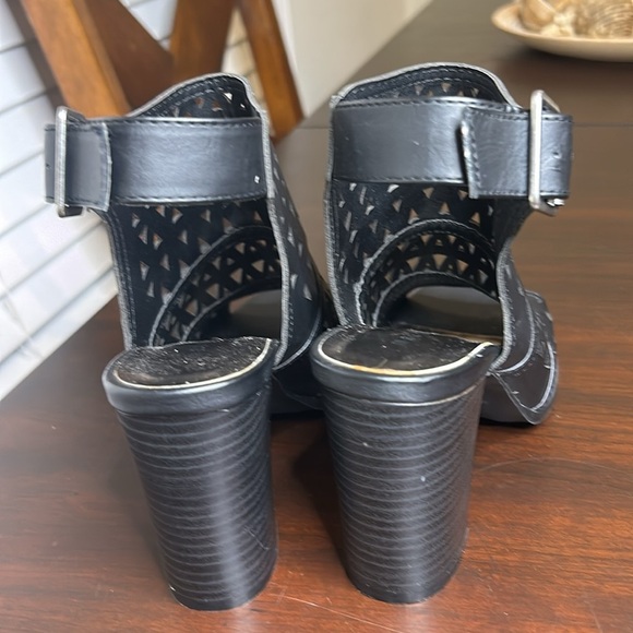 Madden Girl Open Toe Chunky Block Heel Intricate Cut-Out Design Size 6 - Picture 8 of 14